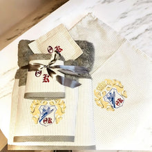 Φόρτωση εικόνας στο εργαλείο προβολής Συλλογής, CUSTOMIZED SET ΔΩΡΟΥ, ΜΕ ΚΕΝΤΗΜΕΝΟ ΟΙΚΟΣΗΜΟ KAI ΜΟΝΟΓΡΑΜΜΑΤΑ