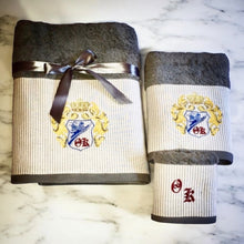 Φόρτωση εικόνας στο εργαλείο προβολής Συλλογής, CUSTOMIZED SET ΔΩΡΟΥ, ΜΕ ΚΕΝΤΗΜΕΝΟ ΟΙΚΟΣΗΜΟ KAI ΜΟΝΟΓΡΑΜΜΑΤΑ