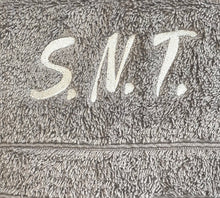 Φόρτωση εικόνας στο εργαλείο προβολής Συλλογής, CUSTOMIZED SET ΔΩΡΟΥ. ΓΚΡΙ ΠΕΤΣΕΤΕΣ ΜΕ ΚΕΝΤΗΜΕΝΑ ΜΟΝΟΓΡΑΜΜΑΤΑ