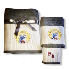 Φόρτωση εικόνας στο εργαλείο προβολής Συλλογής, CUSTOMIZED SET ΔΩΡΟΥ, ΜΕ ΚΕΝΤΗΜΕΝΟ ΟΙΚΟΣΗΜΟ KAI ΜΟΝΟΓΡΑΜΜΑΤΑ