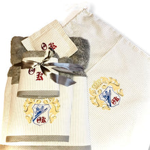 Φόρτωση εικόνας στο εργαλείο προβολής Συλλογής, CUSTOMIZED SET ΔΩΡΟΥ, ΜΕ ΚΕΝΤΗΜΕΝΟ ΟΙΚΟΣΗΜΟ KAI ΜΟΝΟΓΡΑΜΜΑΤΑ