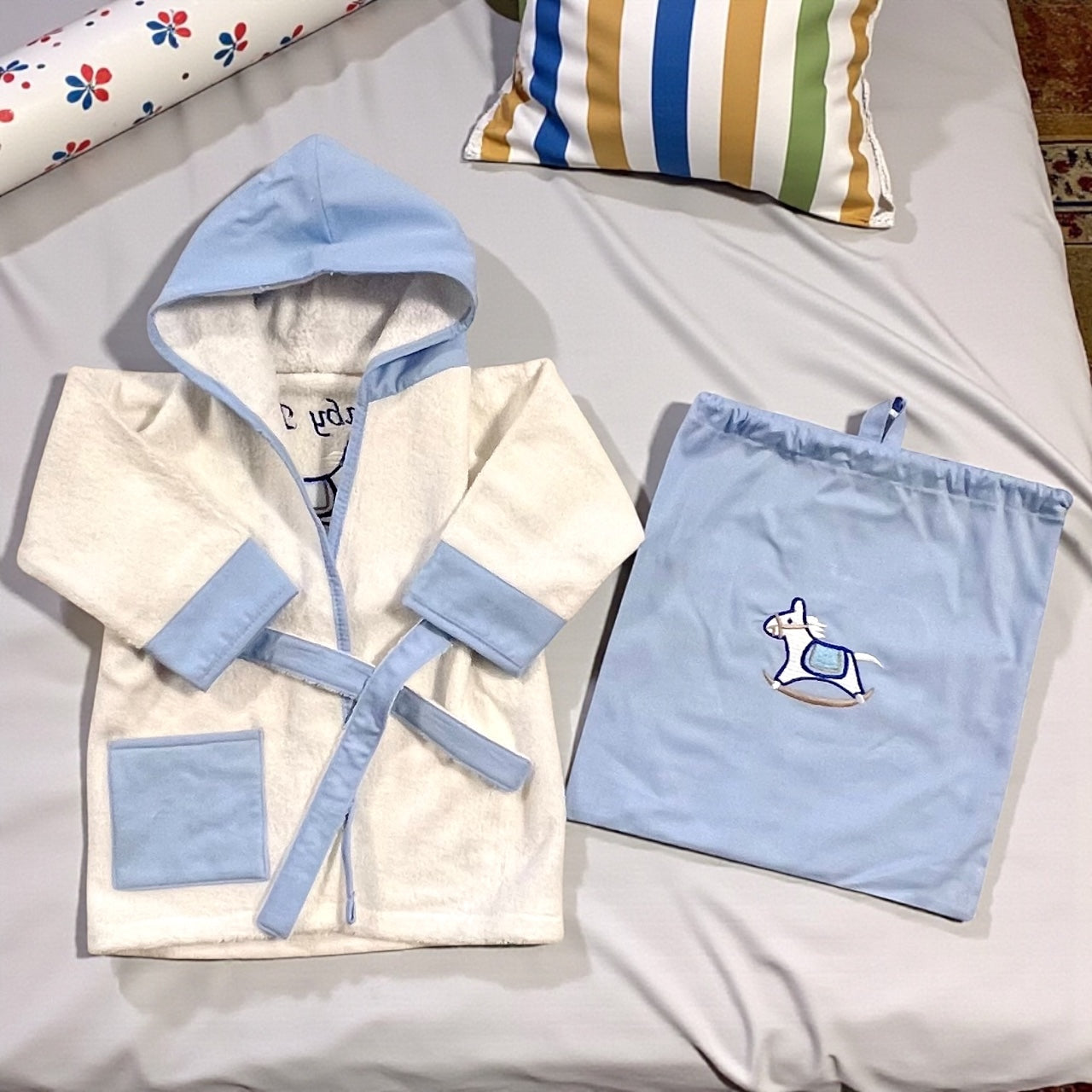 ΚΕΝΤΗΜΕΝΟ ΜΠΟΥΡΝΟΥΖΙ ΛΕΥΚΟ ΜΕ ΓΑΛΑΖΙΟ & LAUNDRY BAG.